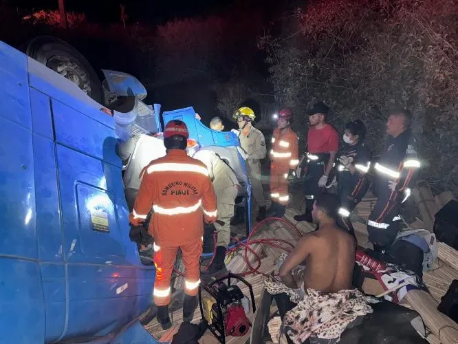 Carreta tomba na BR-407, entre Jaicós e Patos; motorista sai ileso e passageiro fica preso nas ferragens