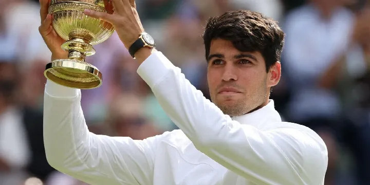 Alcaraz vence Djokovic em Wimbledon e continua como campeão no título principal.