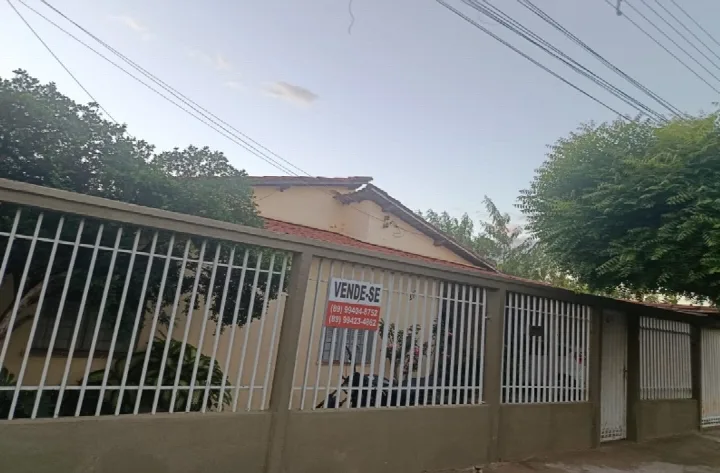 Casa com 7 quartos e terreno de 490 metros quadrados está à venda no Centro de Oeiras