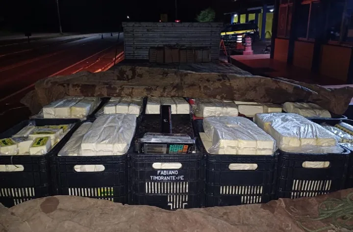 PRF apreende 3,5 toneladas de queijo transportadas de forma irregular em Picos