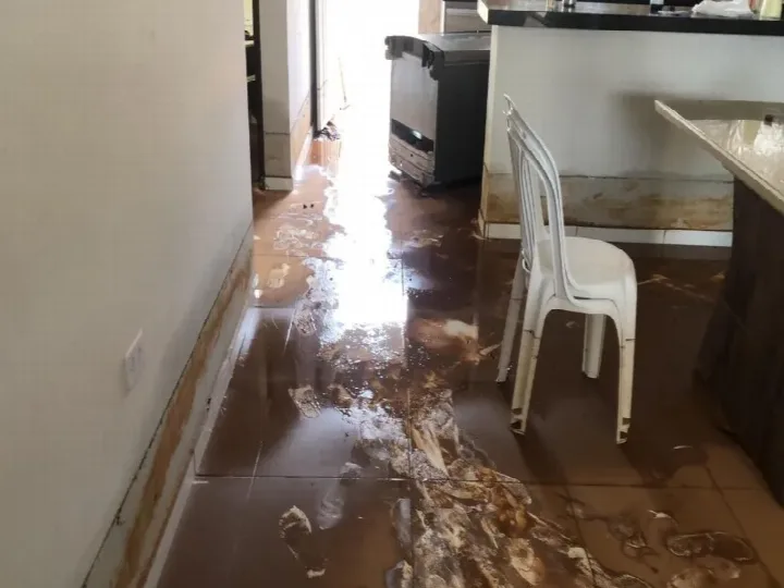 Forte chuva causa transtornos em bairros de Oeiras