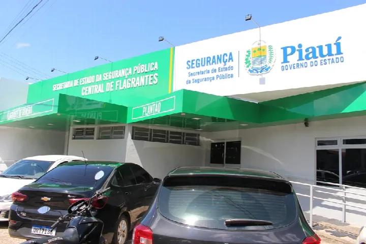 Jovem preso suspeito de assassinar ex-padrasto por ameaças à mãe e irmã é solto pela Justiça