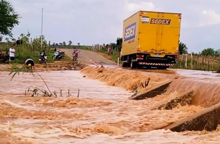 Chuvas causam cheia do Rio Itaim e trazem alívio para a seca em Santa Cruz do Piauí