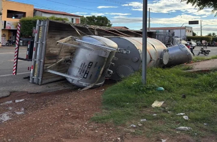 Caminhão carregado de óleo vegetal tomba na BR-230 em Oeiras e interdita momentaneamente a pista