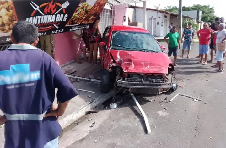Motorista com sinais de embriaguez bate carro e destrói pontos comerciais
