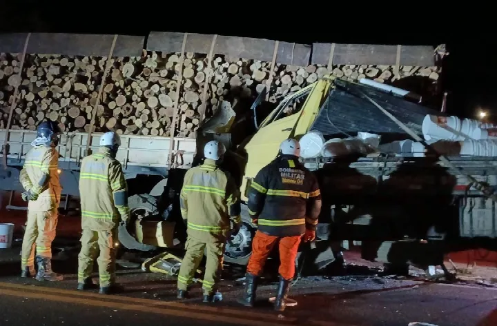 Colisão entre caminhões deixa idoso ferido na BR-230 em Oeiras