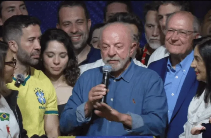 Após vitória, Lula discursa e defende regulação das redes sociais