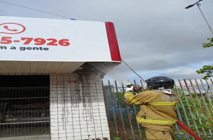 Princípio de incêndio é controlado pelo Corpo de Bombeiros em frigorífico no Centro de Oeiras