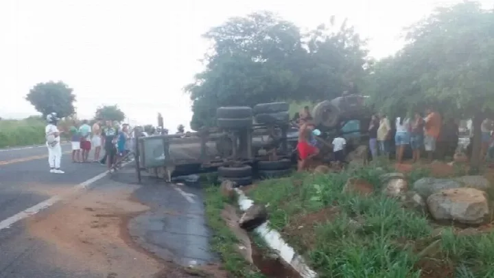 Motorista de Pio IX tomba caminhão na BR 020 e fica com as duas pernas esmagadas