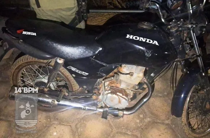 Motocicleta com restrição de roubo é apreendida durante ação policial em Oeiras