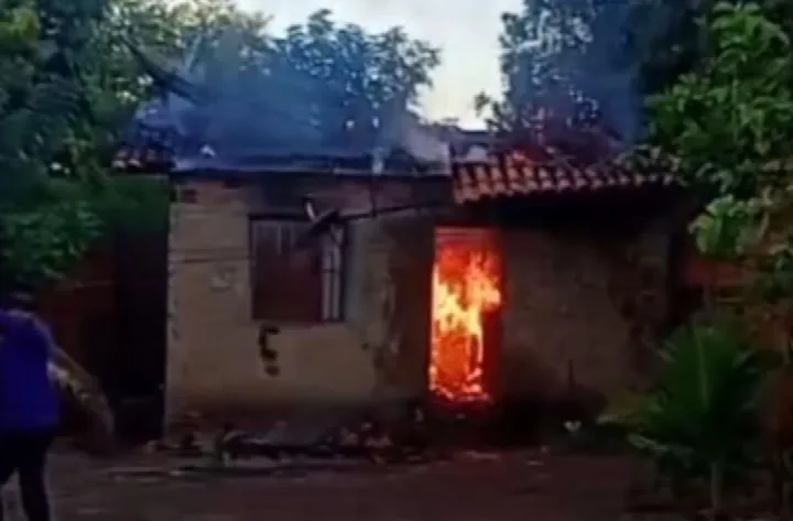 Carregador pega fogo e incendeia casa em Altos; família perdeu tudo