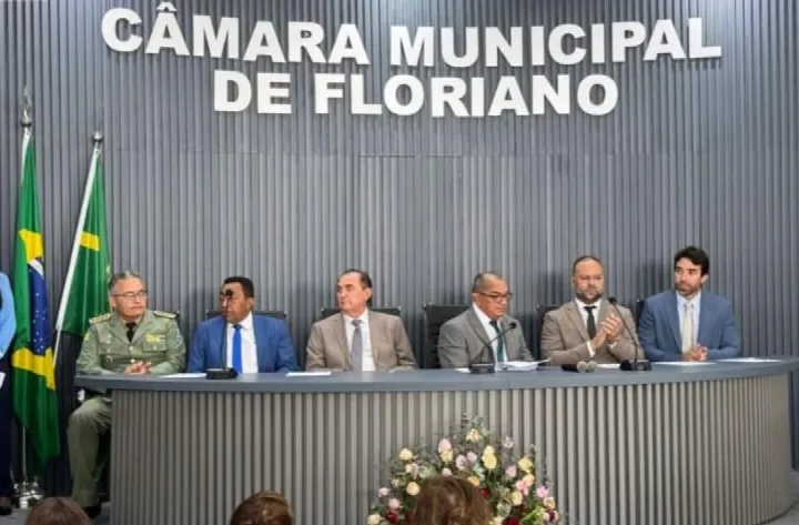 Floriano: empossados prefeito, vice e vereadores em legislatura 100% masculina