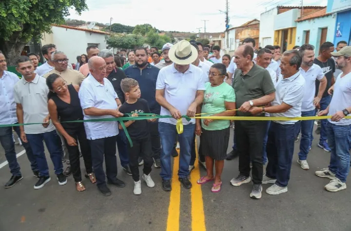 Rafael Fonteles inaugura asfaltamento de ruas em Vera Mendes e anuncia 14º salário para servidores de escola estadual