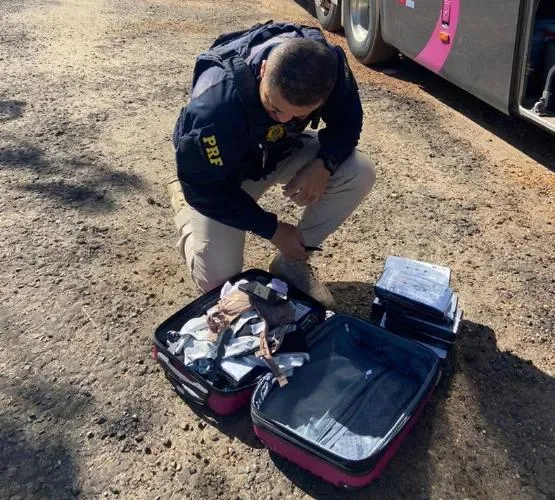 Passageira de ônibus é flagrada com 15 tabletes de cocaína em Valença-PI
