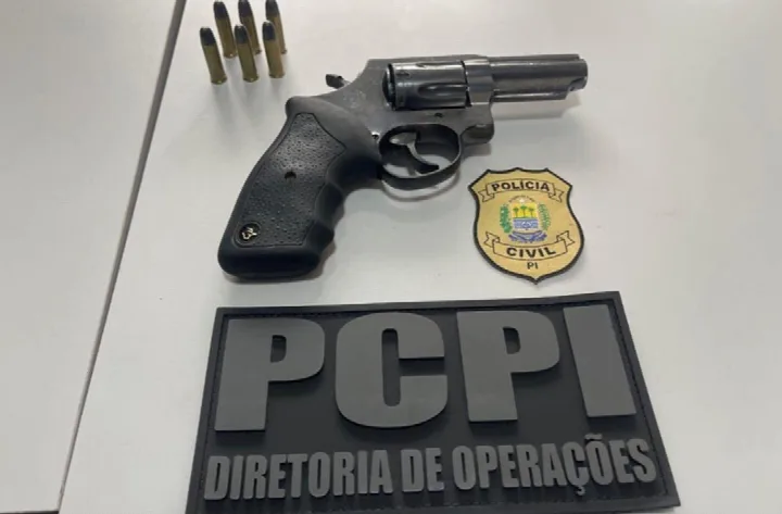 Dupla é presa suspeita de roubo e posse irregular de arma de fogo em Teresina