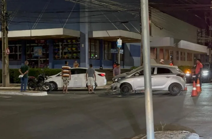 Carro e motocicleta colidem em cruzamento na zona Leste de Teresina