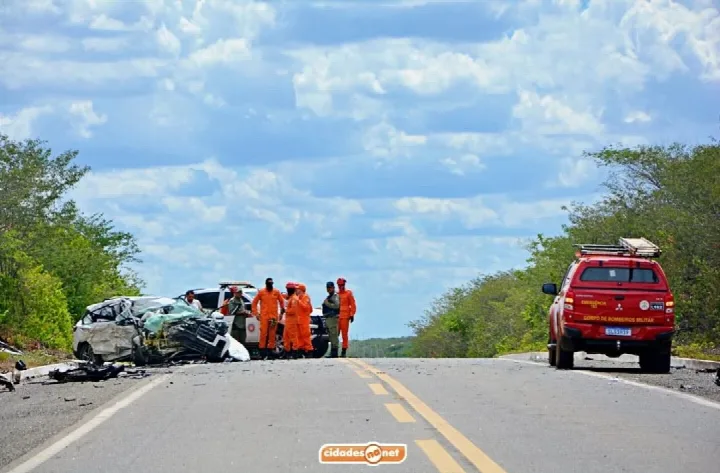 Colisão entre veículos deixa três pessoas mortas, carro incendiado e feridos em Jaicós