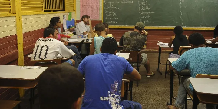 MEC lança programa inovador de apoio a escolas públicas com aulas noturnas