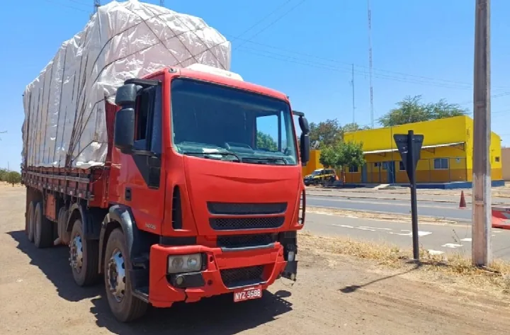 PRF de Picos apreende mais um caminhão transportando madeira de forma ilegal
