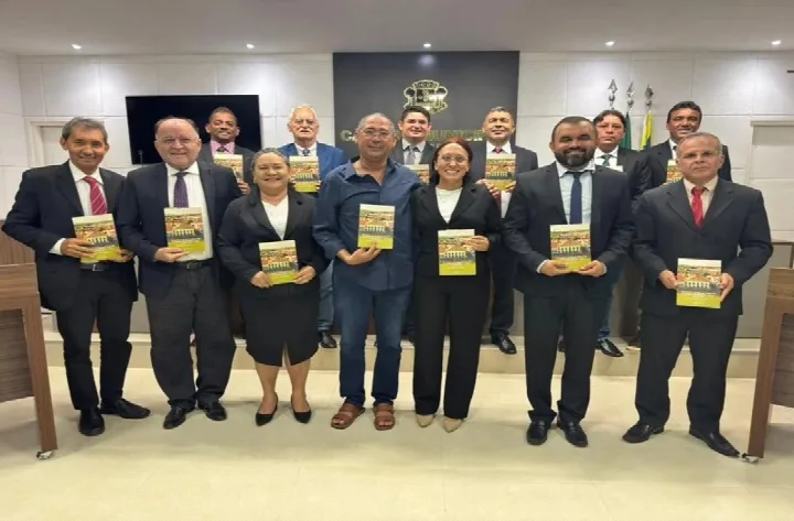 Professor Paulo Henrique lança livro sobre geografia eleitoral de Oeiras na Câmara Municipal