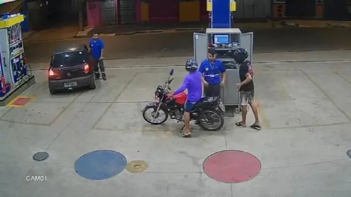 Vídeo flagra dupla assaltando frentistas em posto de combustíveis em Teresina