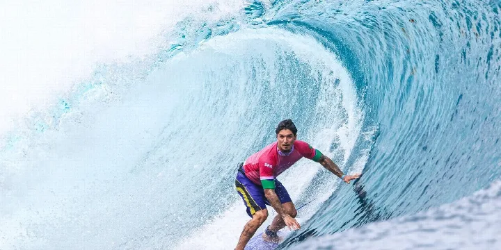 Gabriel Medina se destaca em teahupoo e avança para as quartas de final no surfe