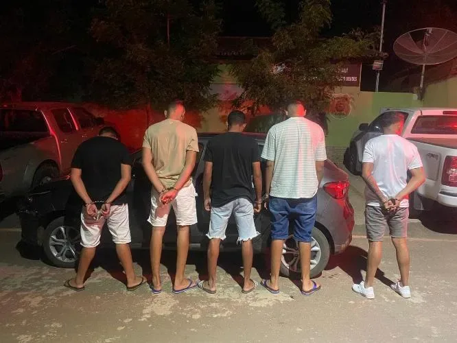 Polícia conduz grupo e apreende droga dentro de veículo em Floresta do Piauí