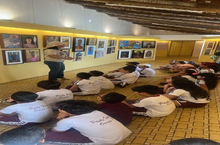 Crianças da Sociedade Educacional Paulo Freire visitam exposição sobre Esperança Garcia e Mundu Ladino