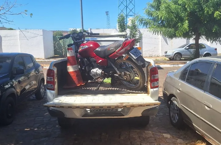 Motocicleta com registro de roubo ou furto é localizada durante ronda em Wall Ferraz