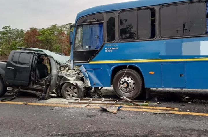 Motorista morre preso às ferragens e outras dez pessoas ficam feridas em acidente na BR-316