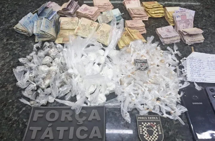 Adolescente tenta fugir da PM, pula muros de casa, mas é apreendido com mais de R$ 7 mil e drogas em Teresina