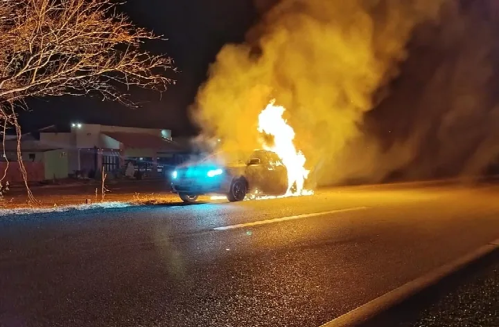Veículo pega fogo na BR-230, entre Oeiras e São João da Varjota