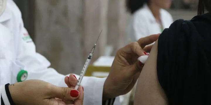 Vacinação contra a Covid-19: Saiba como funciona por agenda por idade e grupo prioritário