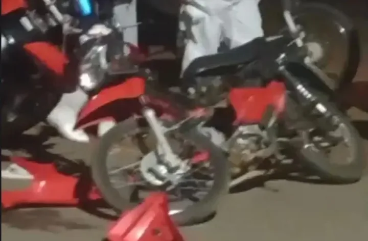 Colisão entre motocicletas em Oeiras deixa homem ferido e veículos destruídos