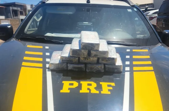 Motorista foge durante abordagem da PRF e é preso com 10,5 kg de pasta base de cocaína em Picos