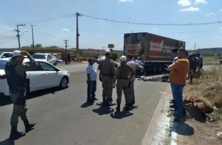 Servidor da Agespisa morre após colidir na lateral de carreta na BR-316, em Picos