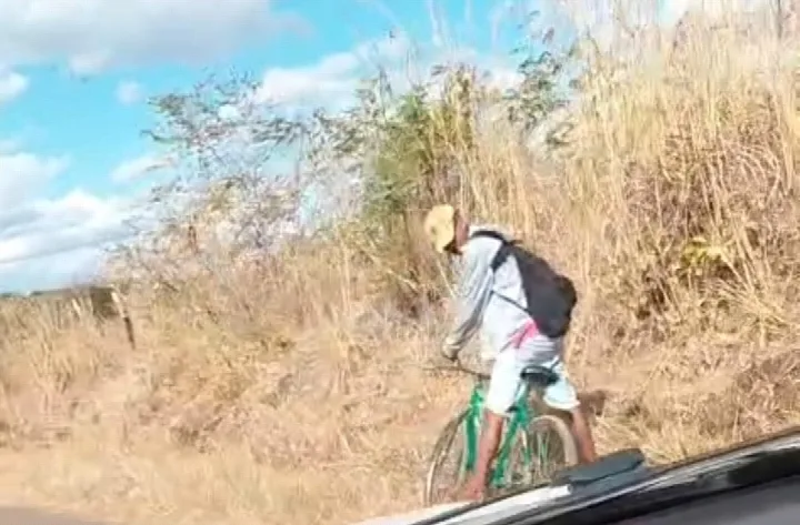 Vídeo enviado ao Corpo de Bombeiros mostra homem em atitude suspeita próximo a foco de incêndio em vegetação em Oeiras