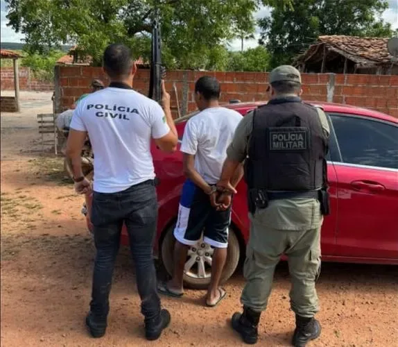 Crianças se 'enterram' em buraco para fugir das agressões do pai; ao ser preso, homem vestia camisa com 'família'