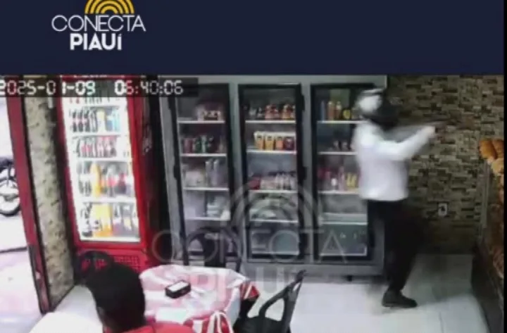 Dupla assalta padaria e come pão durante crime na zona Norte de Teresina