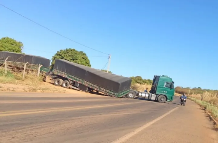 Semirreboque se desprende de carreta e deixa trânsito parcialmente interrompido na BR-230 em Oeiras