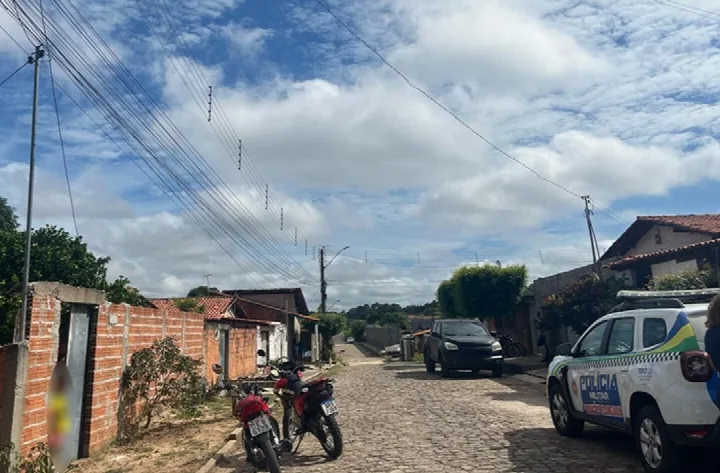 Homem é morto com vários tiros na zona Leste de Teresina; bandidos roubaram e abandonaram a moto da vítima