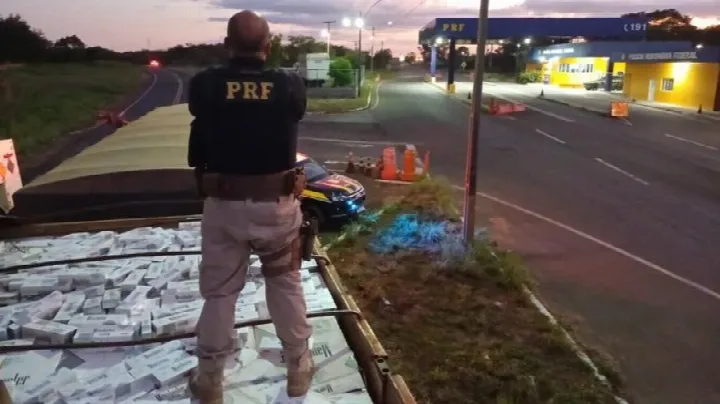 PRF apreende 230 mil maços de cigarros contrabandeados em Piripiri