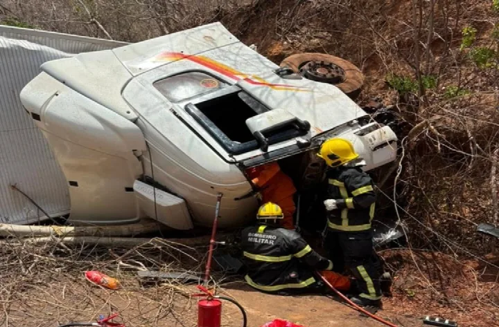 Acidente na Ladeira da Bananeira deixa mulher e criança presas às ferragens