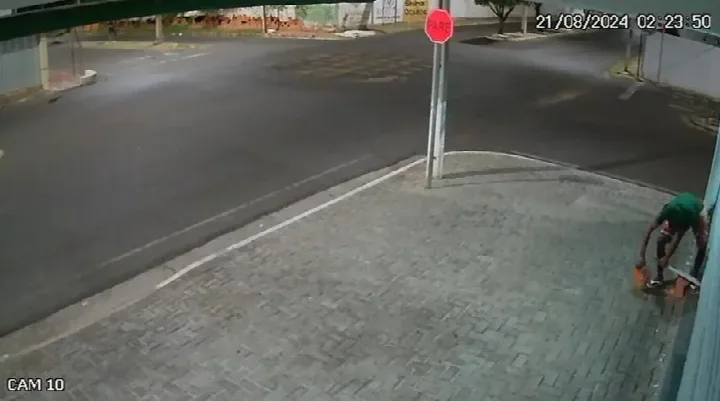 VÍDEO: Supermercado é arrombado no Centro de Oeiras; ladrão usou barra de ferro e tijolos para cometer o crime