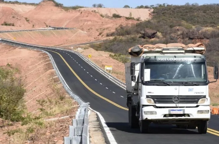 Caminhoneiros e produtores comemoram melhor trafegabilidade na BR-135