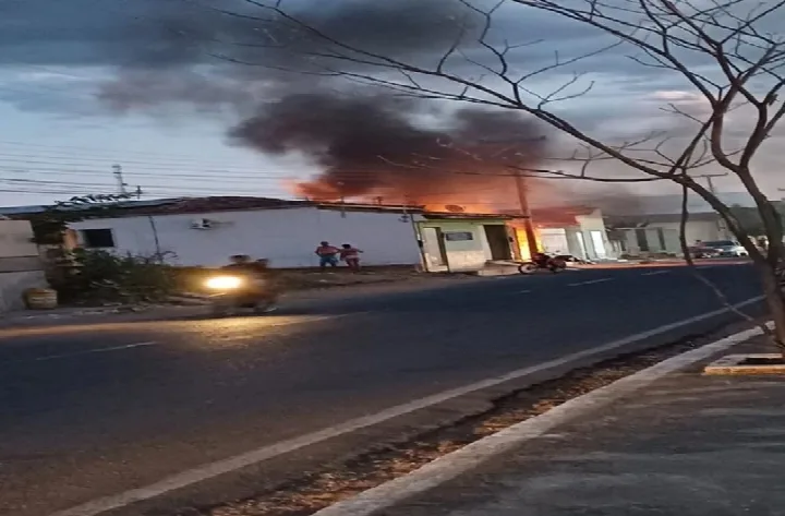 Carro incendeia dentro de garagem e fica completamente destruído em Pio IX; vídeo