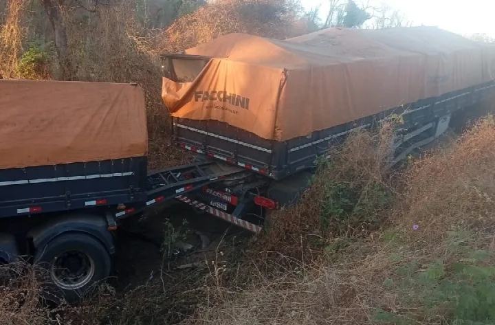 Motorista fica ferido após carreta tombar na BR-230, próximo à localidade Café de Rosa, em Oeiras