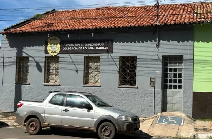 Policial acusado de estuprar adolescente dentro de delegacia de Barras é demitido