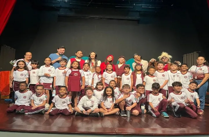 Crianças da Sociedade Educacional Paulo Freire assistem à peça Chapeuzinho Vermelho no Cine Teatro Oeiras