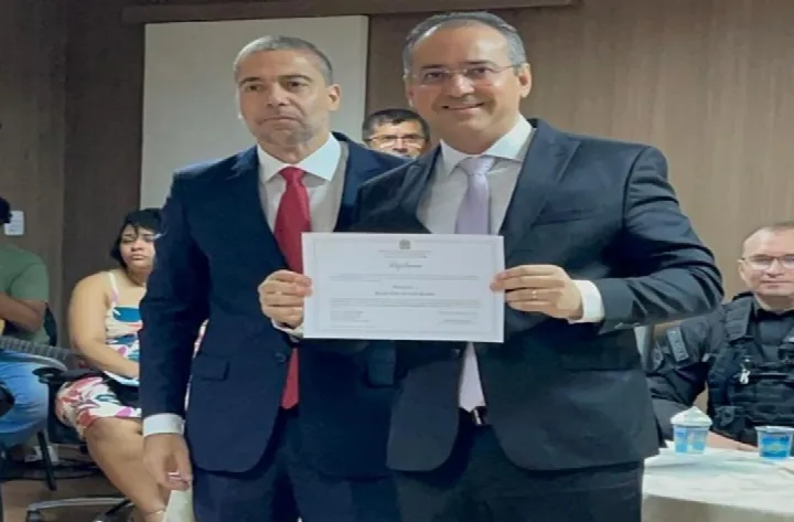 Dr. Hailton Alves é diplomado prefeito de Oeiras em solenidade no Fórum Desembargador Cândido Martins